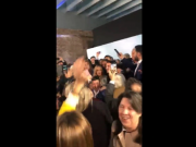 PASA EN REDES: LA MUJER DE MASSA SE SUMÓ A CÁNTICOS DE “TRIUNFO DEL FRENTE RENOVADOR” TRAS LA ASUNCIÓN. ÉL LOS HIZO CALLAR. ¡MIRÁ!