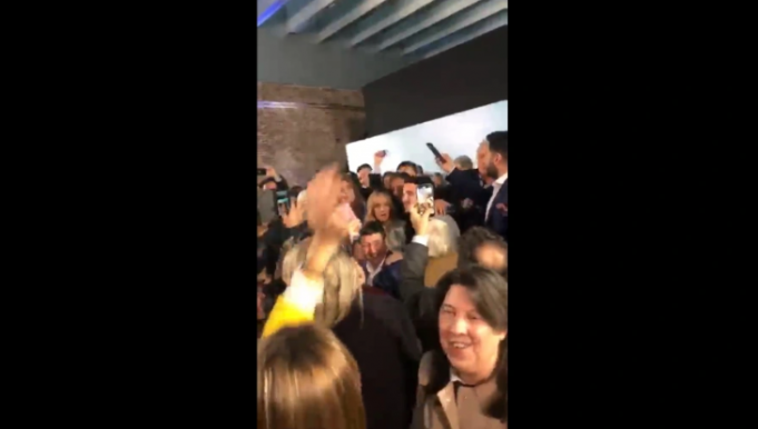 PASA EN REDES: LA MUJER DE MASSA SE SUMÓ A CÁNTICOS DE “TRIUNFO DEL FRENTE RENOVADOR” TRAS LA ASUNCIÓN. ÉL LOS HIZO CALLAR. ¡MIRÁ!
