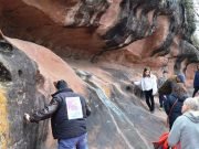 CERRO COLORADO: POLICIAS RESCATARON A UN MUJER QUE SE DESCOMPENSÓ EN MEDIO DE UNA EXCURSIÓN EN ALTURA.