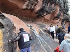 CERRO COLORADO: POLICIAS RESCATARON A UN MUJER QUE SE DESCOMPENSÓ EN MEDIO DE UNA EXCURSIÓN EN ALTURA.