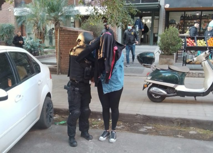 NUEVA CÓRDOBA: DETUVIERON A UNA ESTUDIANTE DE 23 AÑOS QUE VENDÍA ÉXTASIS Y DROGAS VARIAS EN SU DEPARTAMENTO.