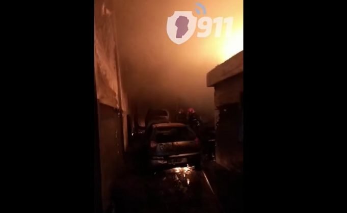 CÓRDOBA: SE INCENDIÓ UN TALLER Y SE QUEMARON 10 AUTOS.