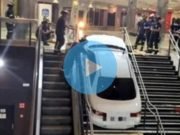 PASA EN REDES: ENTRÓ A UN SHOPPING CON UN AUTO ROBADO Y QUEDÓ ATASCADO EN LA ESCALERA.