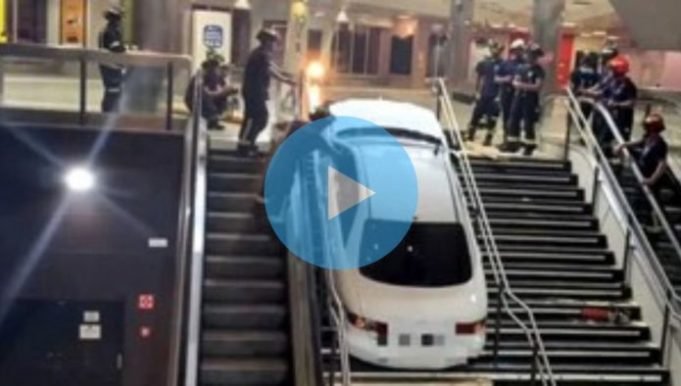 PASA EN REDES: ENTRÓ A UN SHOPPING CON UN AUTO ROBADO Y QUEDÓ ATASCADO EN LA ESCALERA.