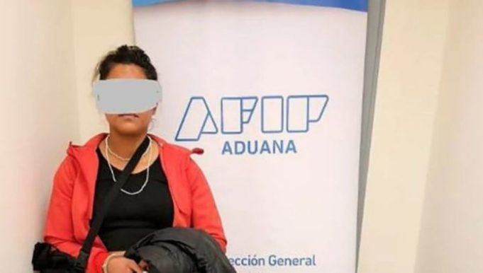DETUVIERON EN EZEIZA UNA MUJER QUE INTENTÓ PASAR 10KG DE COCAÍNA LÍQUIDA IMPREGNADA EN LA ROPA DE SU EQUIPAJE.