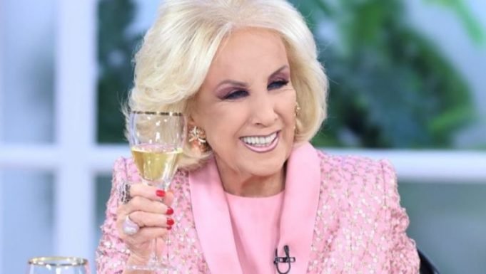 FRANCIA DISTINGUIRÁ A MIRTHA LEGRAND COMO LEGIÓN DE HONOR.