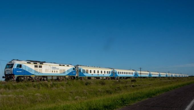 UN HOMBRE INTENTÓ SUBIR A UN TREN EN MOVIMIENTO, CAYÓ Y DEBIERON AMPUTARLE UN PIE.