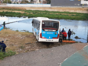 CÓRDOBA: UN TROLEBÚS CAYÓ AL RÍO. SE REGISTRARON 8 HERIDOS.