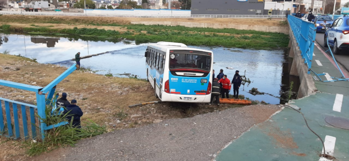 CÓRDOBA: UN TROLEBÚS CAYÓ AL RÍO. SE REGISTRARON 8 HERIDOS.