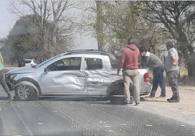 CRUZ DEL EJE: SE DESPRENDIÓ LA LONA DE UN CAMIÓN. UN AUTO QUISO ESQUIVARLA Y PROVOCÓ UN CHOQUE EN CADENA EN RN38.