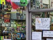 PASA EN REDES: UN KIOSQUERO PORTEÑO ESCRIBIÓ EN 17 IDIOMAS QUE “NO TIENE FIGURITAS DEL MUNDIAL”.