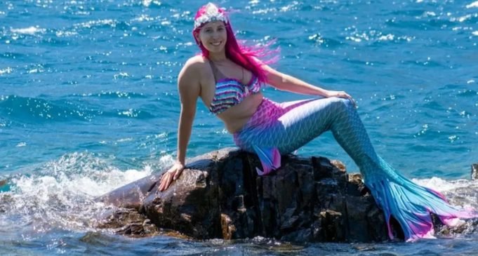 UNA JOVEN ARGENTINA QUIERE SER SIRENA PROFESIONAL PERO DICE QUE RECIBE MUCHAS CRÍTICAS DE LA GENTE.