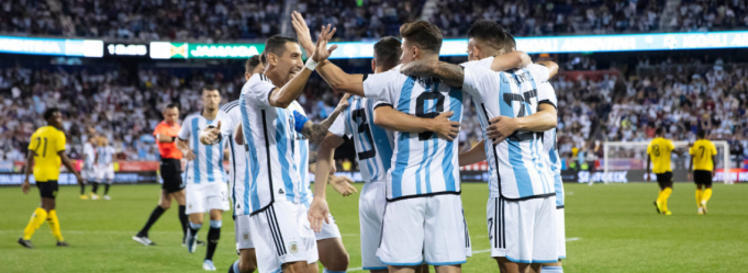 LA SCALONETA LE GANÓ 3 A 0 A JAMAICA: UN GOL FUE DE ÁLVAREZ, DOS FABULOSOS DE MESSI CON HINCHAS DE POR MEDIO EN EL CAMPO DE JUEGO.