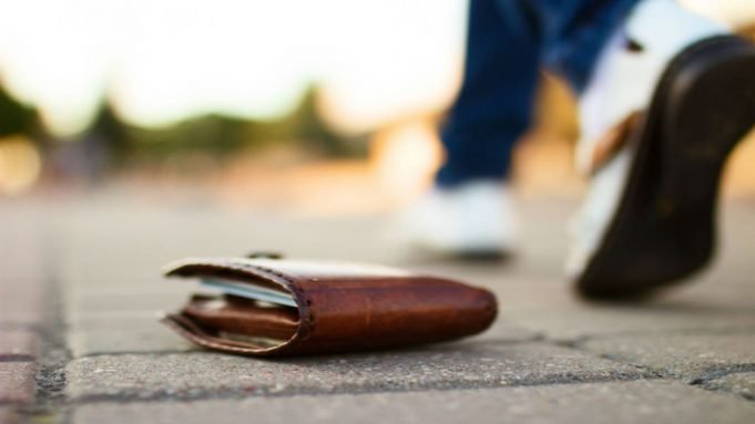 LADRÓN SONSO: FUE A ROBAR PERO SE LE CAYÓ LO QUE SACÓ Y ENCIMA PERDIÓ LA BILLETERA CON SU D.N.I. EN EL LUGAR