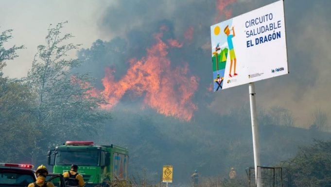 CONTINÚA ACTIVO EL INCENDIO EN LA FALDA.