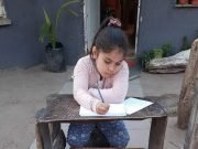 PASA EN REDES: UNA NENA CORDOBESA VENDE LIMONES PARA TENER SU PROPIA PLATA Y COMPRARSE ROPA.