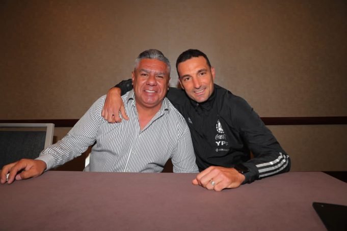CHIQUI TAPIA CONFIRMÓ QUE SCALONI SEGUIRÁ COMO DT DE LA SELECCIÓN HASTA EL MUNDIAL 2026. ¡HAY SCALONETA PARA RATO!