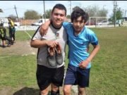 UN ÁRBITRO LE PRESTÓ SUS BOTINES A UN JUGADOR EN MEDIO DE UN PARTIDO DE FÚTBOL.