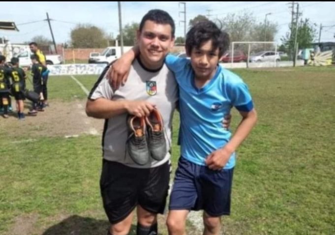 UN ÁRBITRO LE PRESTÓ SUS BOTINES A UN JUGADOR EN MEDIO DE UN PARTIDO DE FÚTBOL.