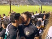 PASÓ EN BRASIL: DOS HINCHAS SE BESARON EN UN PARTIDO DE FÚTBOL Y FUERON BLANCO DE ATAQUES HOMOFÓBICOS.