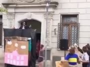 ALUMNOS HICIERON UNA PARODIA DE CFK: “LOS AMO MIS PLANEROS” DIJERON. EL FRENTE DE TODOS ACUSÓ “VIOLENCIA SIMBÓLICA”.