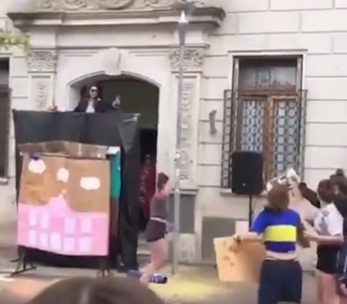 ALUMNOS HICIERON UNA PARODIA DE CFK: “LOS AMO MIS PLANEROS” DIJERON. EL FRENTE DE TODOS ACUSÓ “VIOLENCIA SIMBÓLICA”.