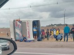 FALLECIÓ UNA MUJER TRAS EL VUELCO DE UN COLECTIVO CON HINCHAS DE BOCA. HAY VARIOS HERIDOS.