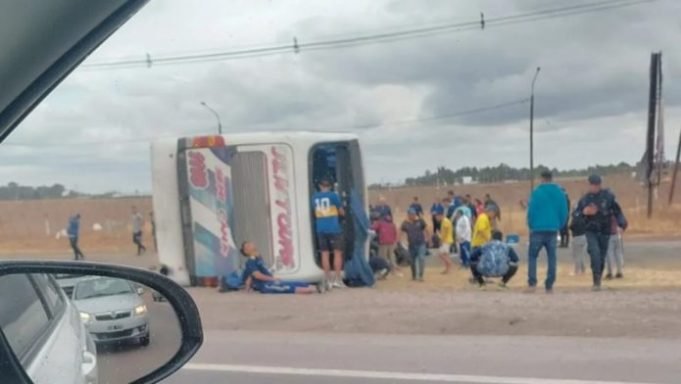 FALLECIÓ UNA MUJER TRAS EL VUELCO DE UN COLECTIVO CON HINCHAS DE BOCA. HAY VARIOS HERIDOS.