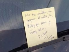 PASA EN REDES: UNA EMBARAZADA FUE SOLA A PARIR Y ESCRIBIÓ UN CARTELITO PIDIENDO PIEDAD PARA QUE NO LA MULTEN, NI SE LLEVEN SU AUTO.