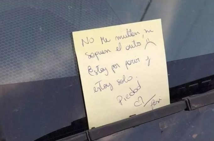 PASA EN REDES: UNA EMBARAZADA FUE SOLA A PARIR Y ESCRIBIÓ UN CARTELITO PIDIENDO PIEDAD PARA QUE NO LA MULTEN, NI SE LLEVEN SU AUTO.