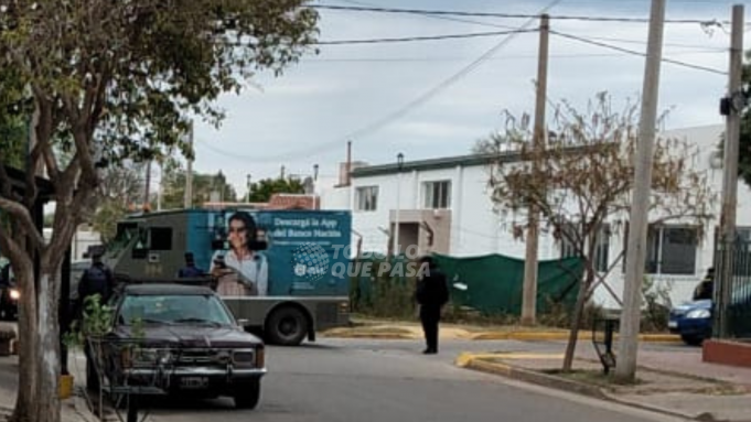 DEÁN FUNES: UN CAMIÓN DE CAUDALES SUFRIÓ UN DESPERFECTO MECÁNICO EN AV. ZANICHELLI. ¡GRAN OPERATIVO POLICIAL PARA CUSTODIAR EL DINERO!