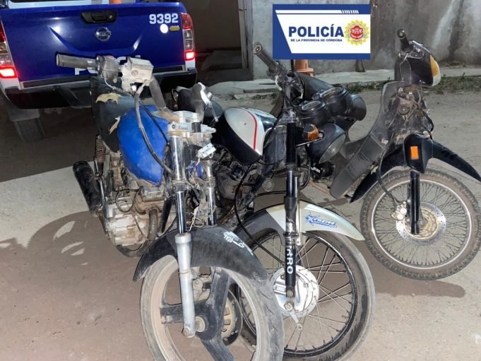 QUILINO: EMPLEADOS DE COMERCIO CELEBRABAN SU DÍA Y LES ROBARON SUS MOTOCICLETAS DE LA VÍA PÚBLICA. ¡LA POLICÍA LAS RECUPERÓ! ERAN TRES.