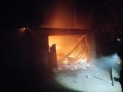 PARAJE CORO CHICO: UNA VIVIENDA SE INCENDIÓ TRAS LA CAÍDA DE UN RAYO.