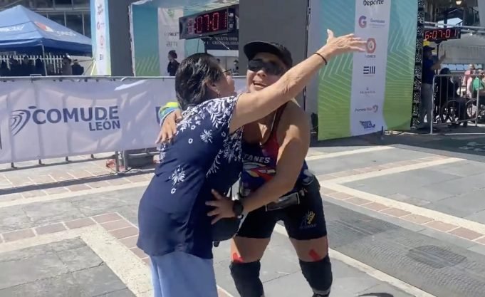 ❤ PASA EN REDES: TERMINÓ ÚLTIMA EN UNA MARATÓN Y SU MAMÁ LA ESPERÓ CON LOS BRAZOS ABIERTOS DICIÉNDOLE ¡SÍ SE PUDO!