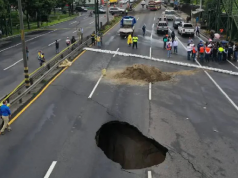 PASÓ EN GUATEMALA: SE HUNDIÓ UNA CALLE Y VARIAS PERSONAS CAYERON A UN POZO DE 15 METROS DE PROFUNDIDAD.