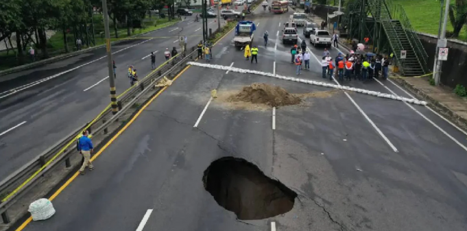 PASÓ EN GUATEMALA: SE HUNDIÓ UNA CALLE Y VARIAS PERSONAS CAYERON A UN POZO DE 15 METROS DE PROFUNDIDAD.