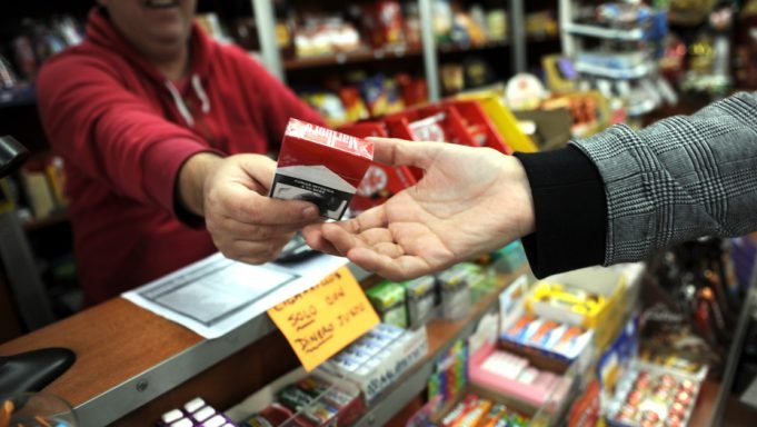LOS CIGARRILLOS AUMENTARON MÁS DEL 30% Y UNA ETIQUETA DE 20 SUPERA LOS $2000.