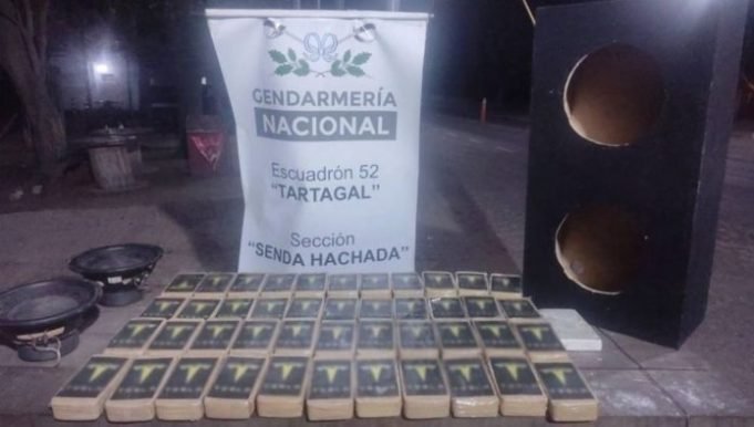 TRANQUI PIOLA: DETUVIERON A DOS HOMBRES QUE LLEVABAN 46KG DE COCAÍNA EN LOS PARLANTES DE UN AUTO.
