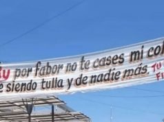 VIRAL SANTIAGUEÑO: CON UN PASACALLE MUY PARTICULAR LE PIDIÓ A SU “AMORCITO” QUE NO SE CASE.