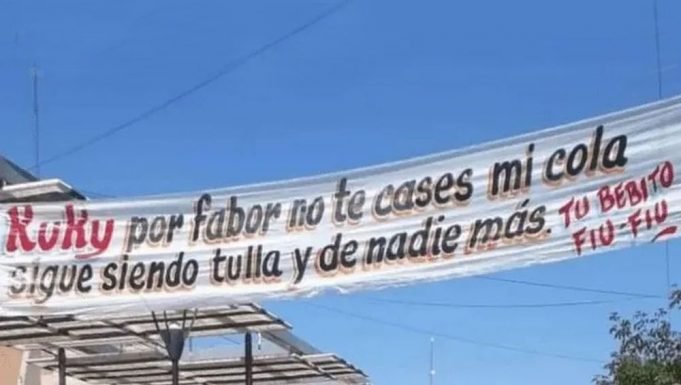 VIRAL SANTIAGUEÑO: CON UN PASACALLE MUY PARTICULAR LE PIDIÓ A SU “AMORCITO” QUE NO SE CASE.