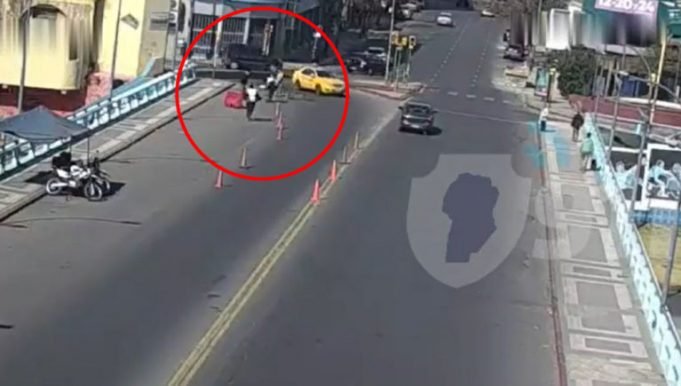 CÓRDOBA: POLICIAS SALVARON LA VIDA DE UN NENE DE 4 AÑOS QUE ESTABA AHOGADO. OCURRIÓ EN PUENTE AVELLANEDA. ¡MIRÁ!
