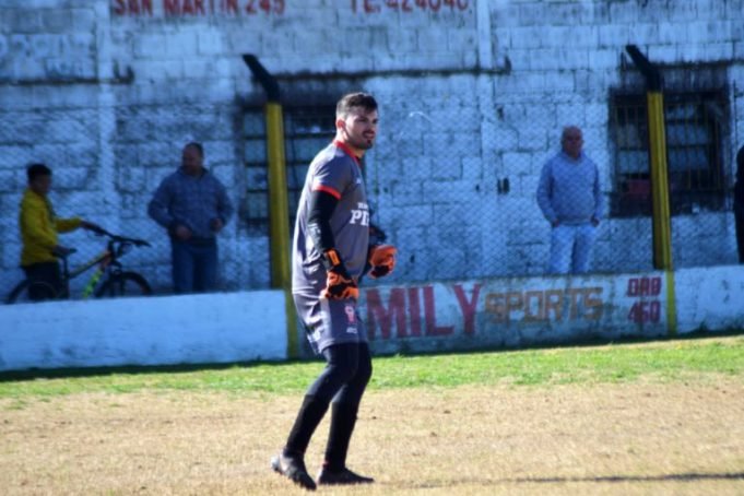 PASA EN REDES: UN ÁRBITRO GAY MANIFESTÓ QUE UN JUGADOR DE FÚTBOL HOMOFÓBICO LO AGREDIÓ POR SU ORIENTACIÓN SEXUAL.