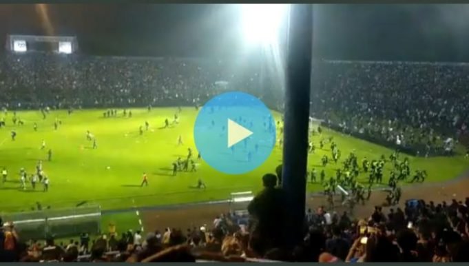 TRAGEDIA EN INDONESIA: 125 MUERTOS POR UNA ESTAMPIDA EN UN PARTIDO DE FÚTBOL. ENTRE ELLOS 17 NIÑOS. HAY MÁS DE 300 HERIDOS. ¡MIRÁ EL VÍDEO!