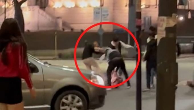 PASA EN REDES: SE VIRALIZÓ UN VÍDEO DONDE LE DAN UNA GOLPIZA BRUTAL A UN JOVEN FRENTE AL MCDONALD’S DE PLAZA ESPAÑA EN CÓRDOBA.