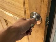 ¿ANDÁS A LOS CHISPAZOS CUÁNDO TOCÁS ALGO METÁLICO? ¡ES TU ESTÁTICA! MIRÁ QUÉ HACER PARA NO SUFRIR ESAS DESCARGAS.