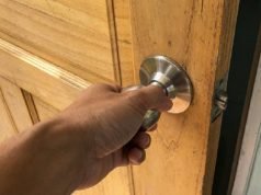 ¿ANDÁS A LOS CHISPAZOS CUÁNDO TOCÁS ALGO METÁLICO? ¡ES TU ESTÁTICA! MIRÁ QUÉ HACER PARA NO SUFRIR ESAS DESCARGAS.