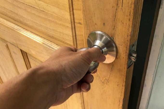 ¿ANDÁS A LOS CHISPAZOS CUÁNDO TOCÁS ALGO METÁLICO? ¡ES TU ESTÁTICA! MIRÁ QUÉ HACER PARA NO SUFRIR ESAS DESCARGAS.