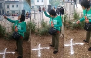 PASA EN REDES: UNA MANIFESTANTE DEL SUOEM HIZO UNA CRUZ DE SAL PARA “CORTAR” LA TORMENTA Y PODER MARCHAR. ¡MIRÁ!