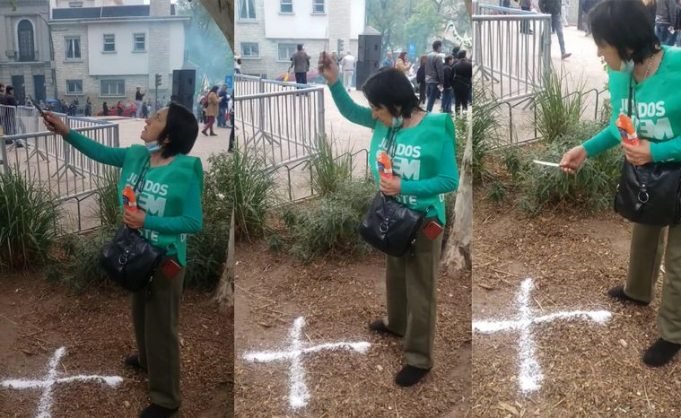 PASA EN REDES: UNA MANIFESTANTE DEL SUOEM HIZO UNA CRUZ DE SAL PARA “CORTAR” LA TORMENTA Y PODER MARCHAR. ¡MIRÁ!