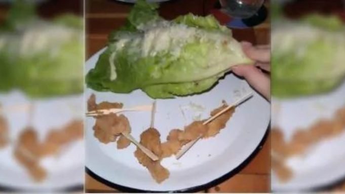 PASA EN REDES: PAGARON $2000 POR UNA ENSALADITA CÉSAR Y LES SIRVIERON CUALQUIER COSA. ¡MIRÁ!